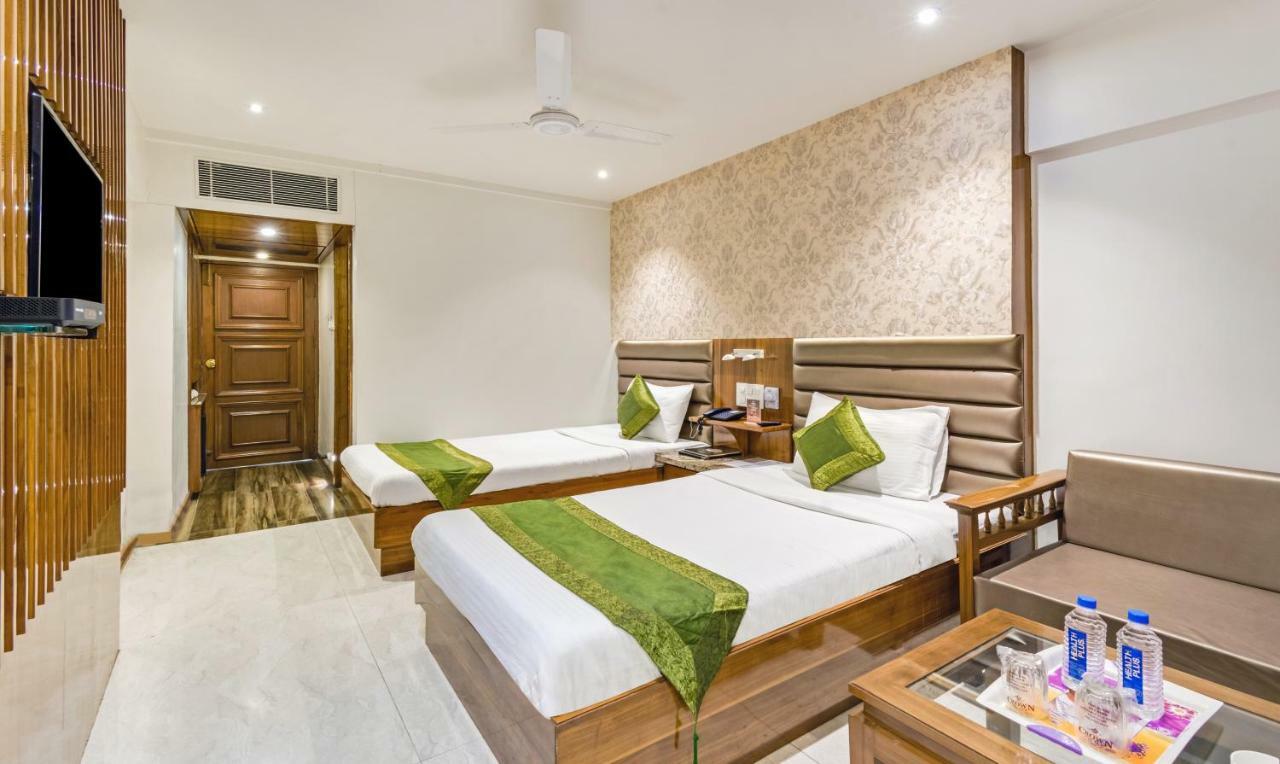 Hotel Crown Palace Indore Esterno foto