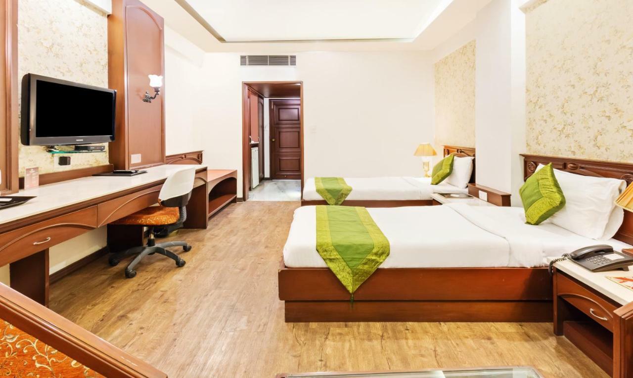 Hotel Crown Palace Indore Esterno foto