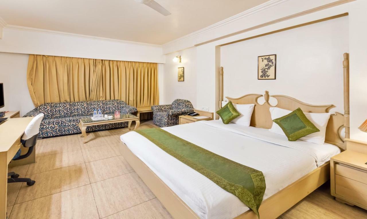 Hotel Crown Palace Indore Esterno foto