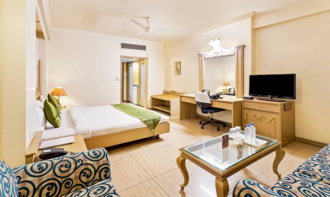 Hotel Crown Palace Indore Esterno foto