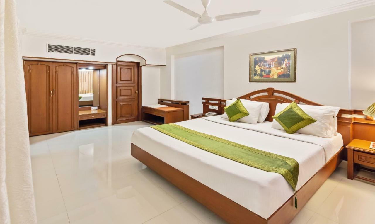 Hotel Crown Palace Indore Esterno foto