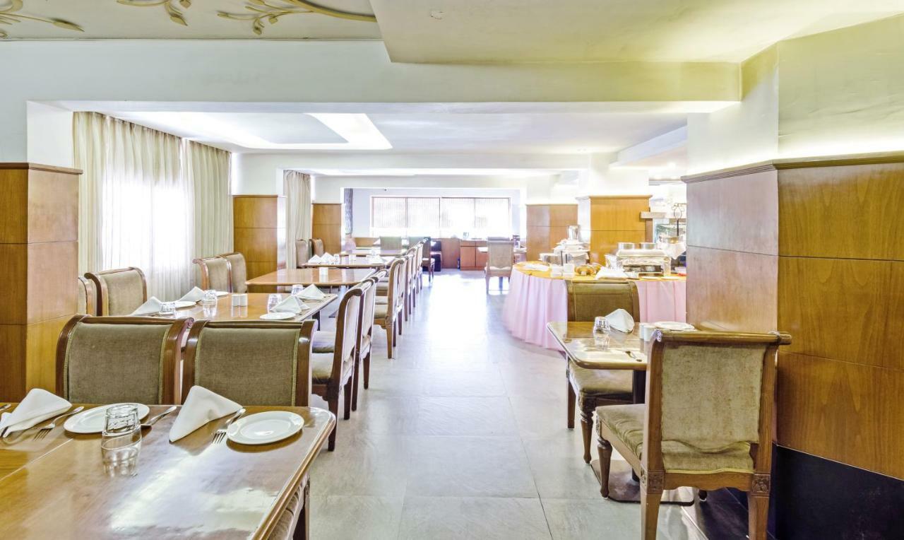 Hotel Crown Palace Indore Esterno foto