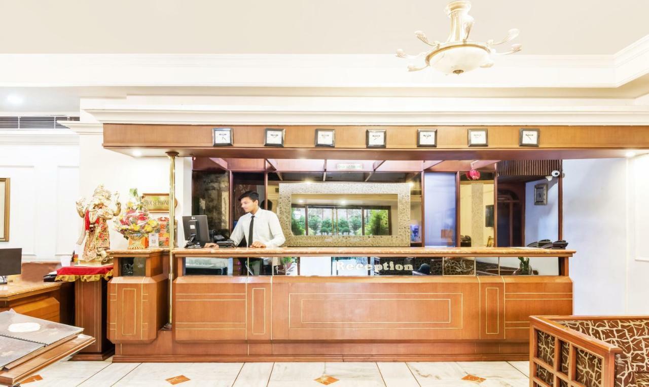Hotel Crown Palace Indore Esterno foto