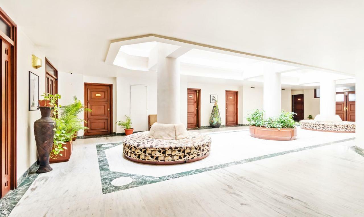 Hotel Crown Palace Indore Esterno foto